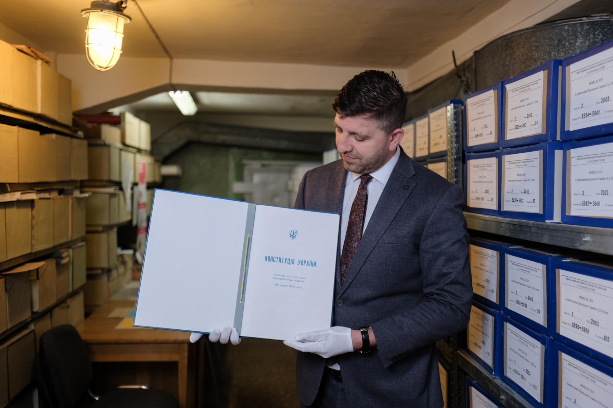 Унікальні кадри Конституції України: як і де зберігають головний документ нації